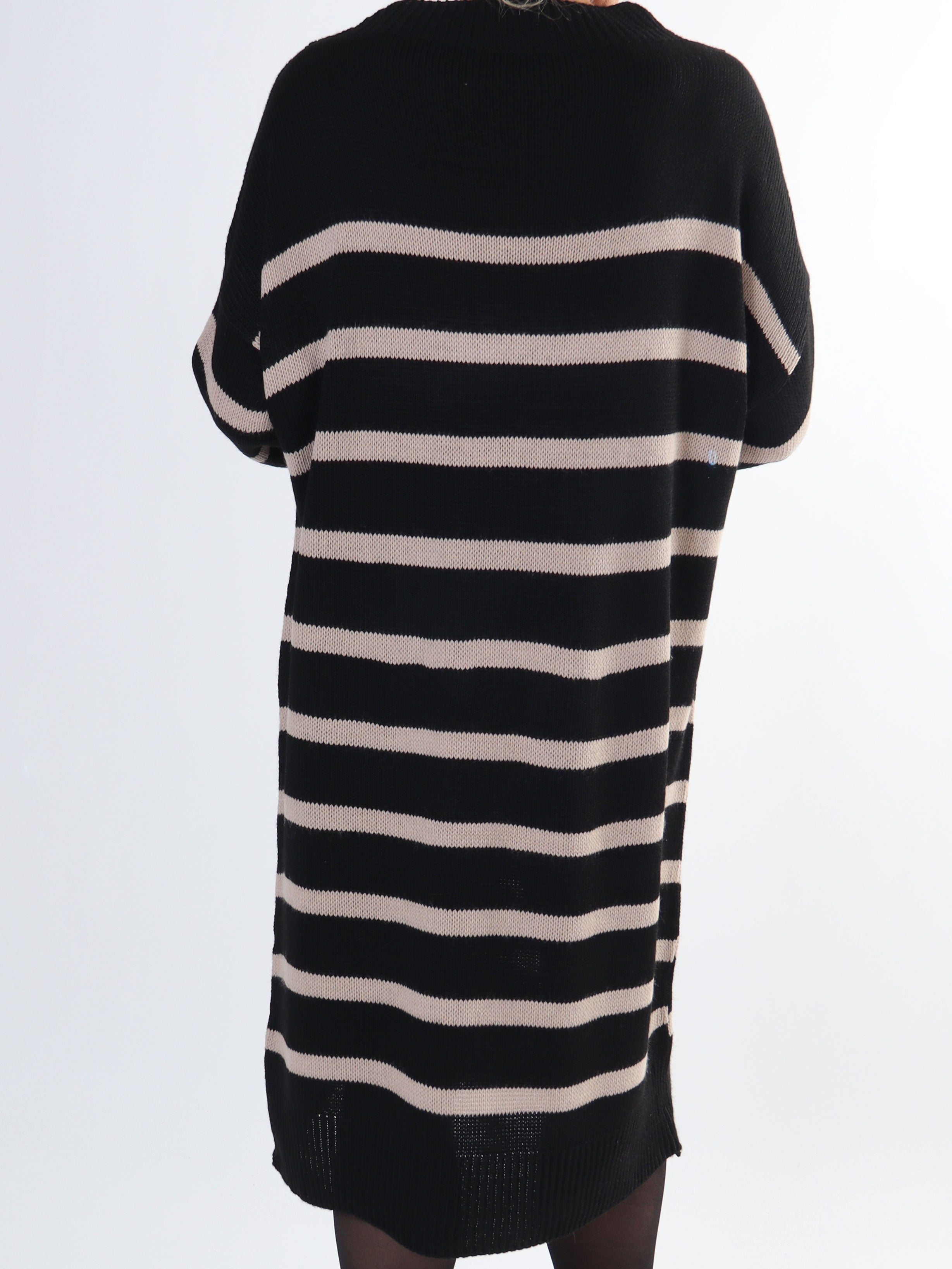 Ciara - Plus size strikkjole med striber